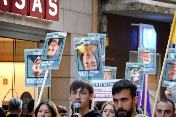 Manifestants de Lleida porten fotografies dels diferents agents de la policia espanyola infiltrats en l'activisme d'arreu dels Països Catalans.