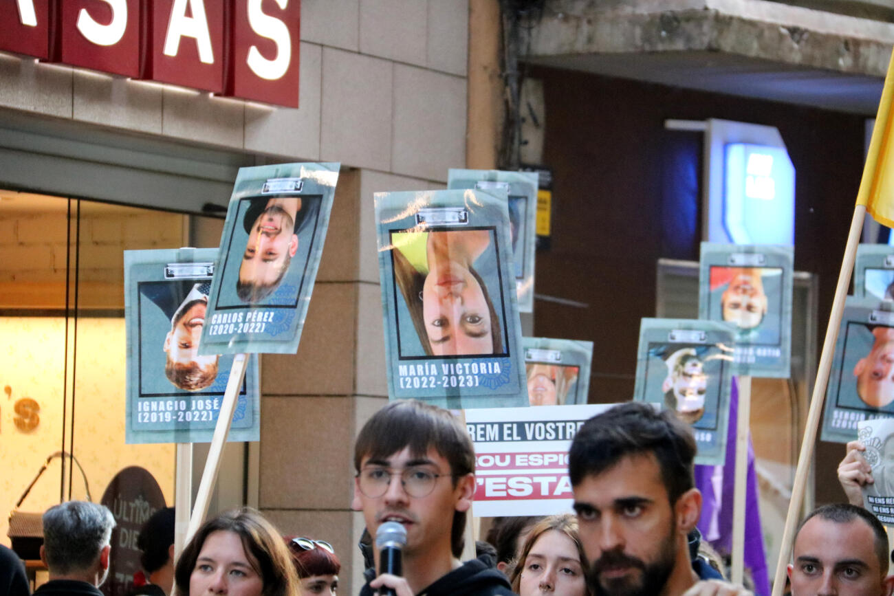 Manifestants de Lleida porten fotografies dels diferents agents de la policia espanyola infiltrats en l'activisme d'arreu dels Països Catalans.