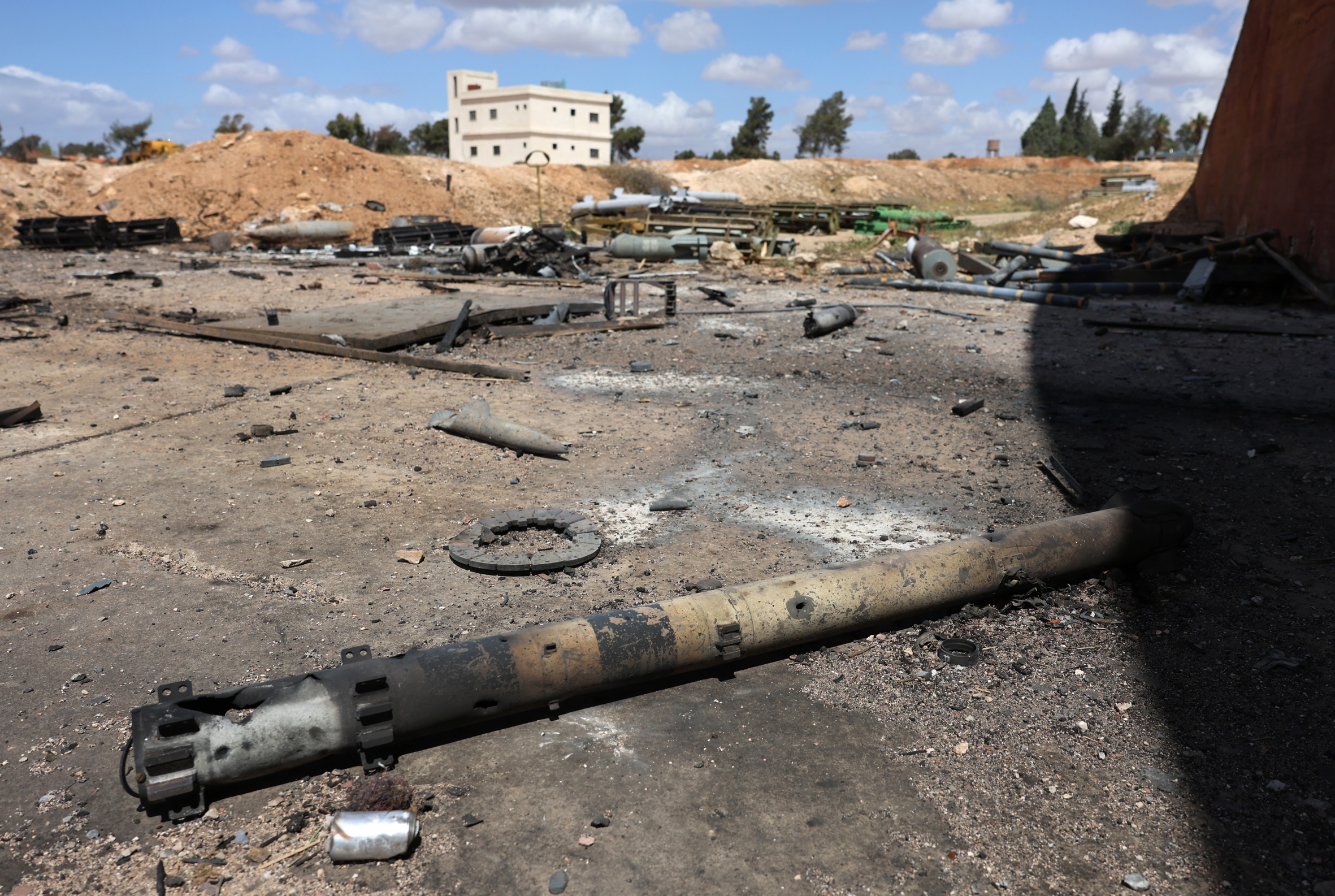 Restes de l'aeroport militar de Hama, a Síria, després de l'atac de l'exèrcit israelià de dimecres de la setmana passada (fotografia: Mohàmmed al-Rifai / Efe).