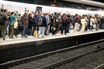 Usuaris a l'andana de Rodalia de Passeig de Gràcia (Barcelona), durant una jornada de desgavell ferroviari.