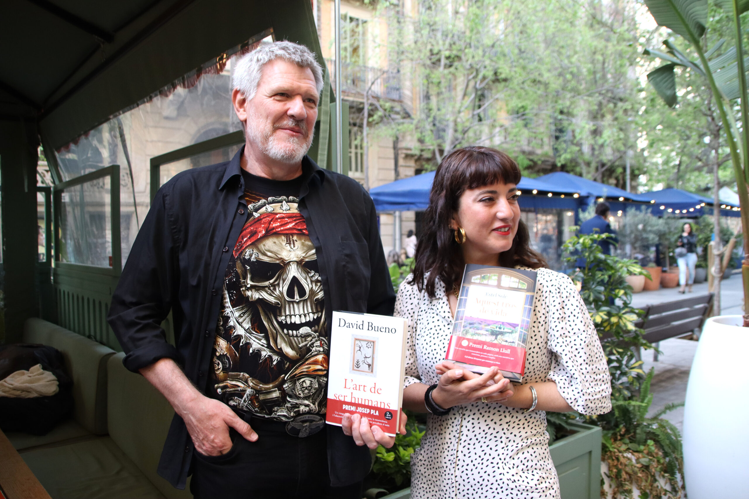 David Bueno i Estel Solé en el dia de Sant Jordi