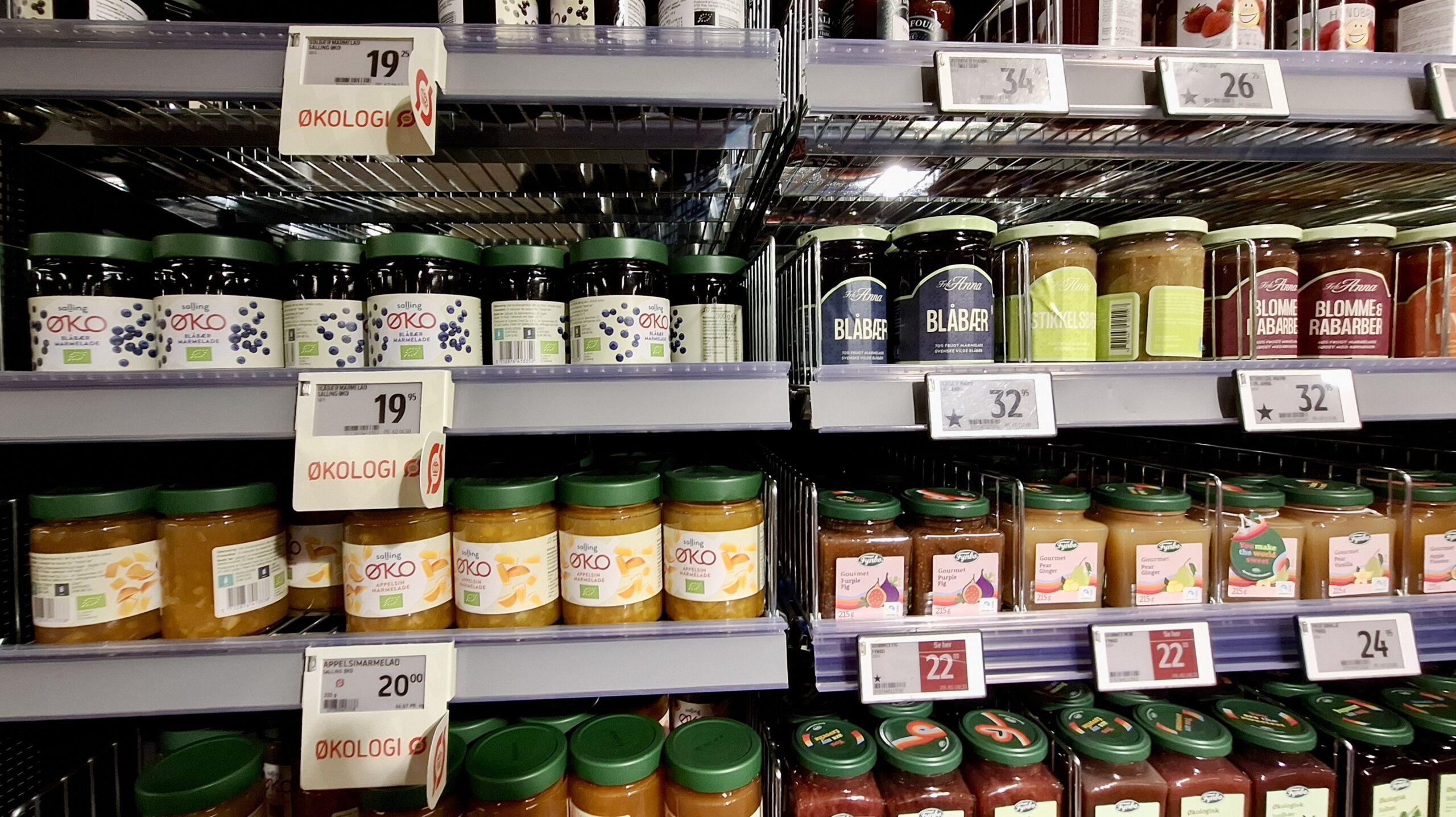 Prestatge d'un supermercat danès amb productes marcats amb un estel negre, al costat d'un altre sense la distinció (fotografia: @CiaraNi/Mastodon).