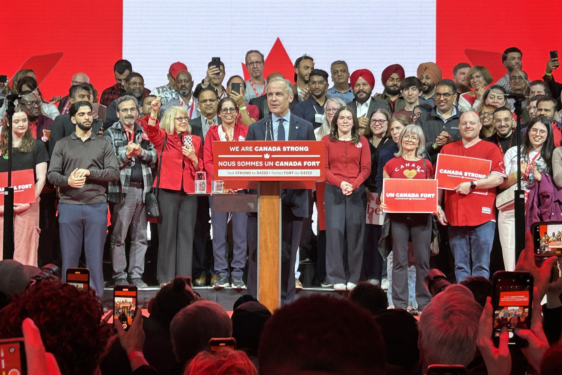 El primer ministre del Canadà i candidat liberal a les eleccions, Mark Carney (centre, en primer pla), durant el discurs d'acceptació electoral a Òttawa, ahir (fotografia: Javier Otazu/Efe).