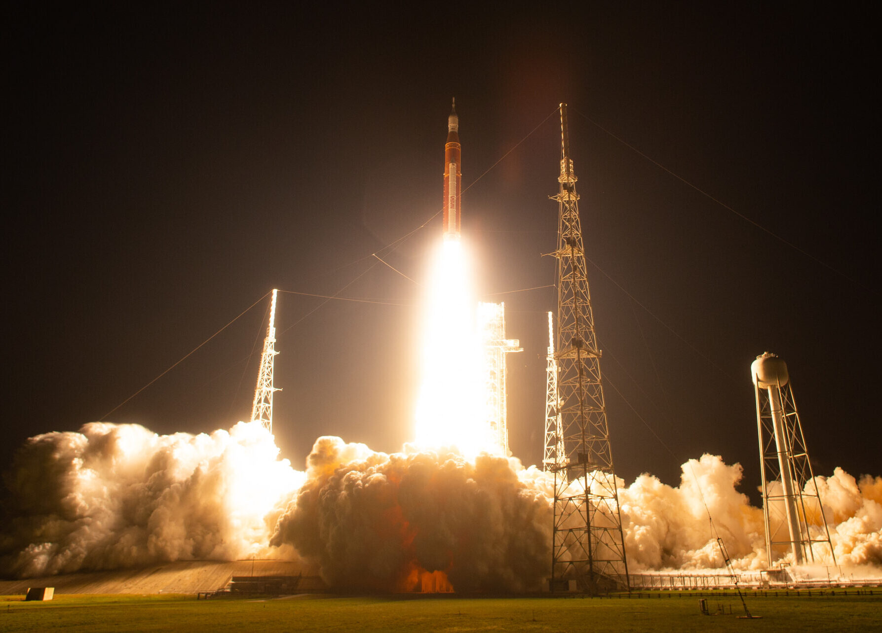 Llançament de la missió Àrtemis I, precursora de l'Àrtemis III, al centre espacial Kennedy de Florida, l'any 2022 (fotografia: Joel Kowsky/NASA).