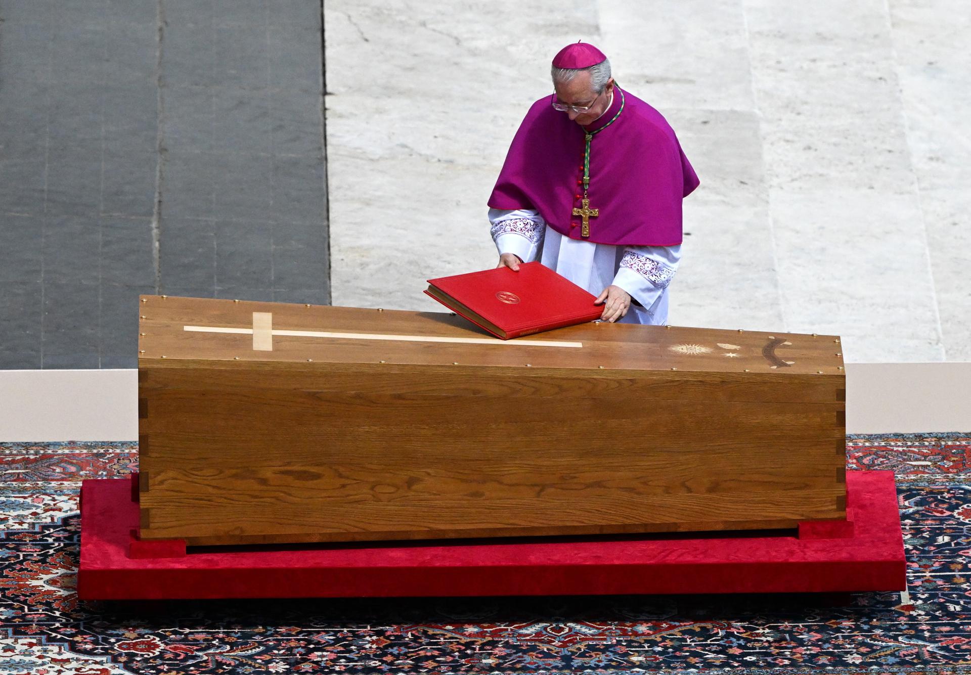 El taüt de Francesc, en un moment de la cerimònia fúnebre (Fotografia: Darek Delmanowicz)