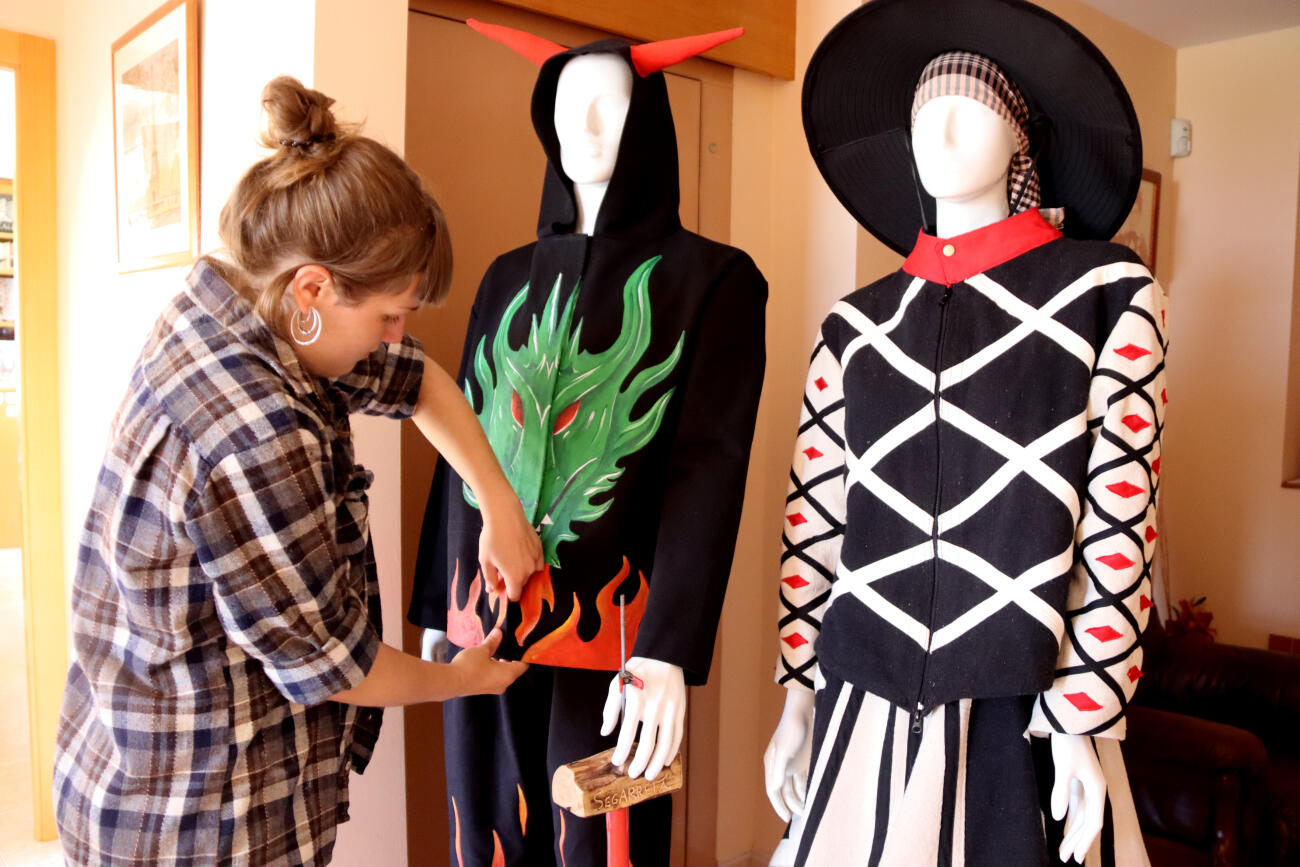 Crea el seu taller de vestits de diables arran de l'èxit d'una fotografia viral