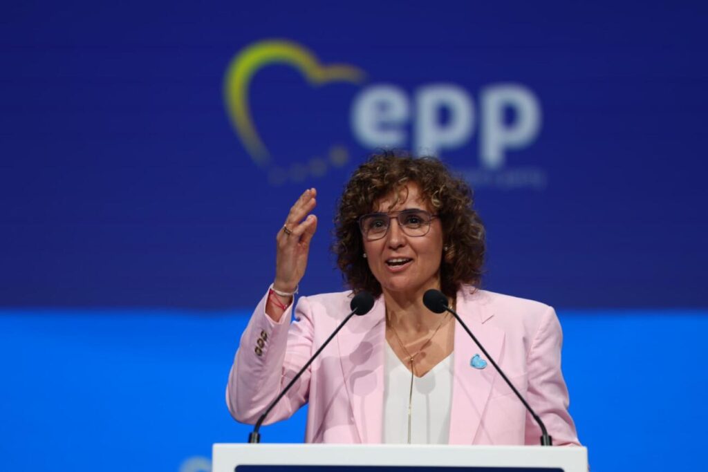 El misteriós sobresou de Dolors Montserrat: cobra desenes de milers d’euros del PPE?