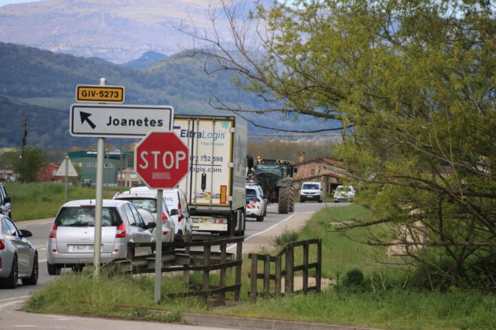 La cua a la carretera de les Preses a la Garrotxa per la protesta dels pagesos (fotografia: ACN / Gerard Vilà).