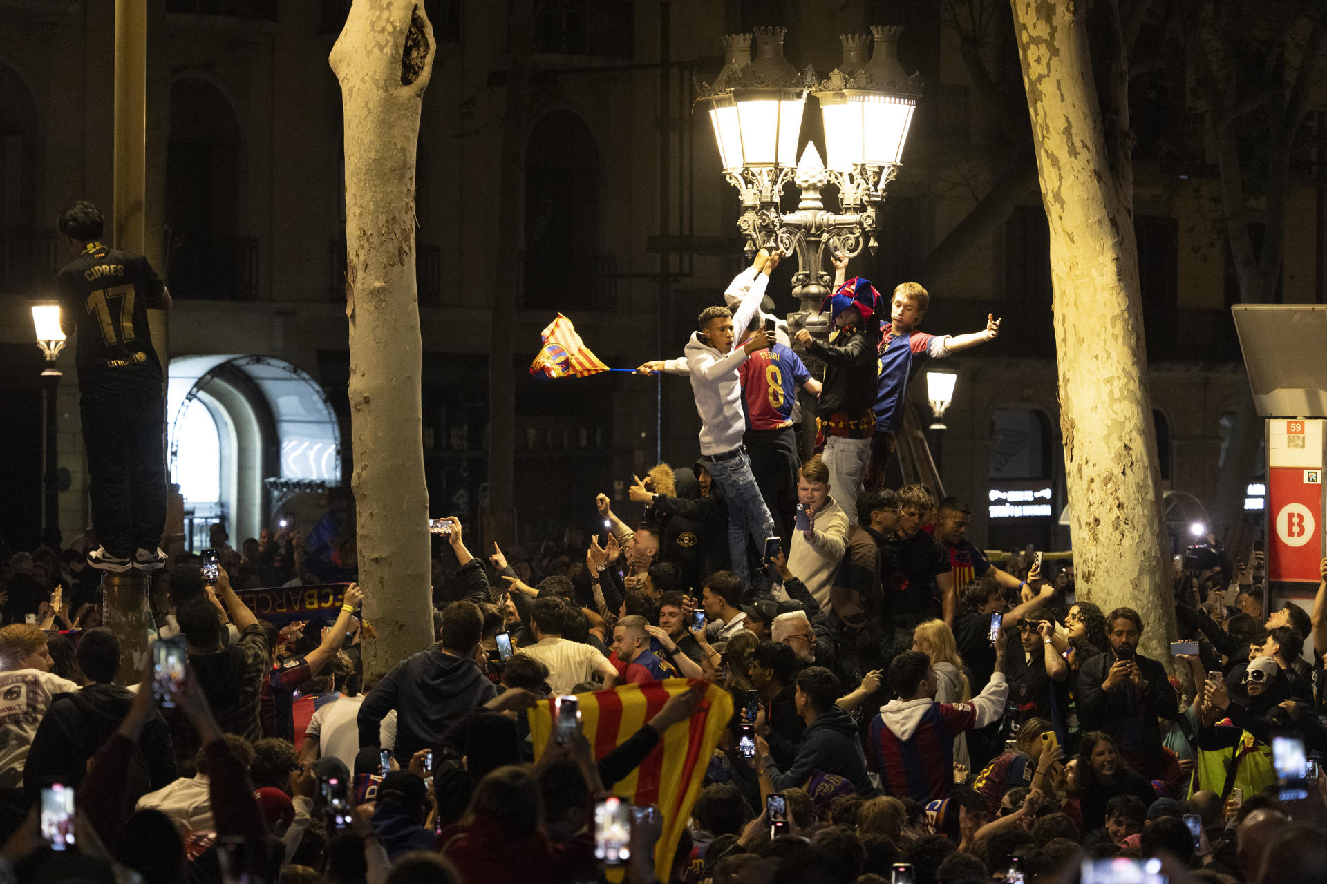 Eufòria a Canaletes per la Copa del Barça contra el Madrid