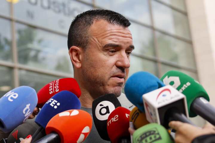 Vicent Mompó avui a les portes de la Ciutat de la Justícia (fotografia: EFE / Ana Escobar)