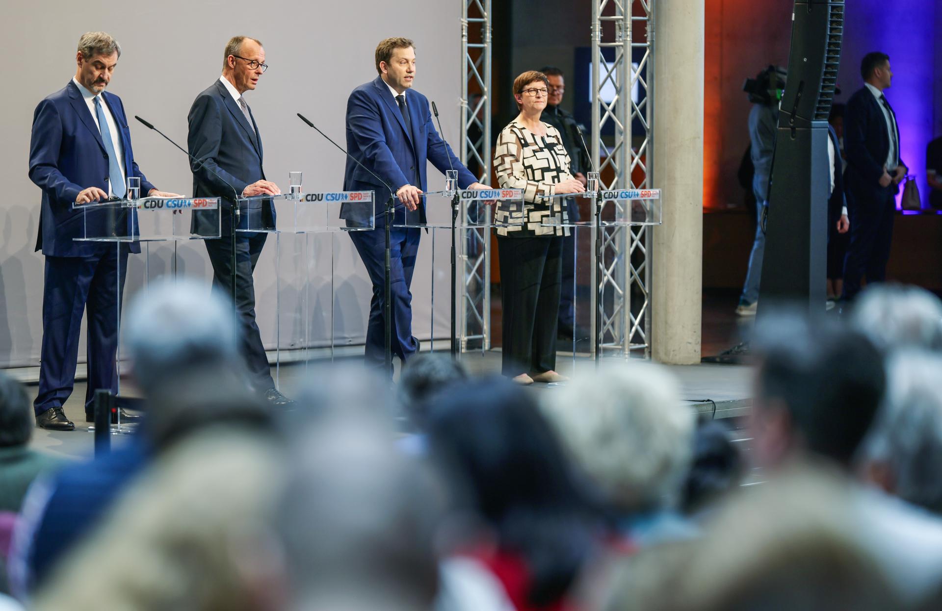 Un moment de la presentació de l'acord (fotografia: EFE / EPA / Hannibal Hanschke).