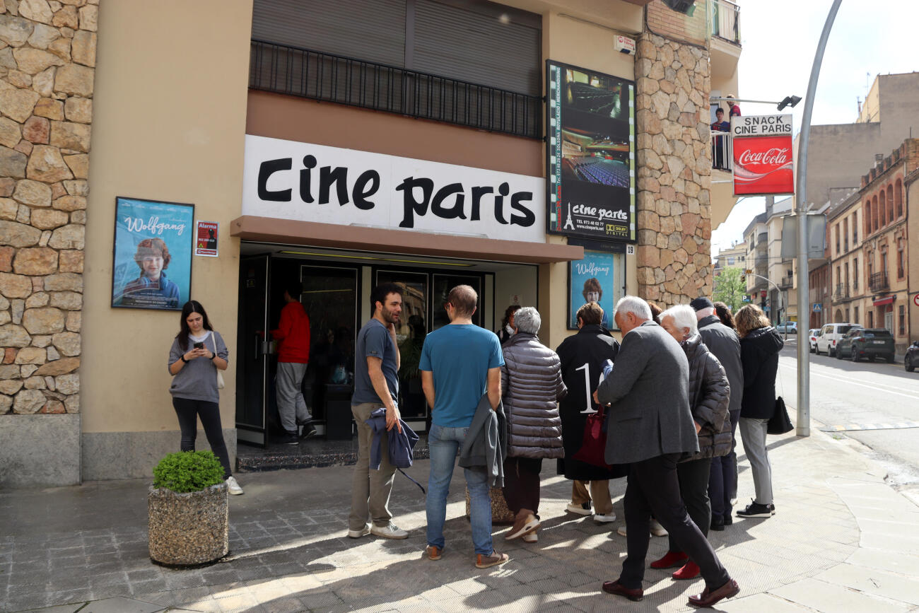 El Cine París de Solsona reobre gràcies a l’empenta voluntària: “És un dia de celebració molt important”