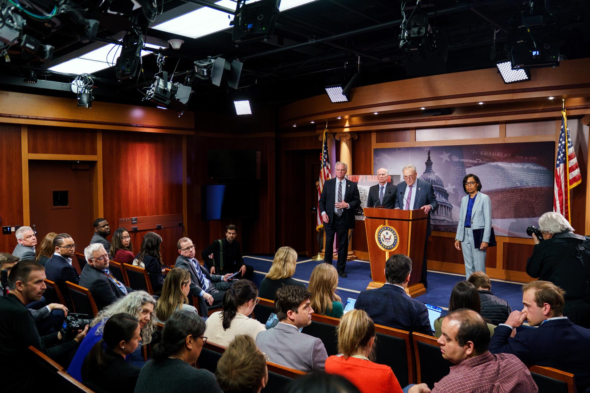 El líder de la minoria al senat, Chuck Schumer, presentant la proposta de revocació dels aranzels al Canadà (fotografia: Will Oliver).