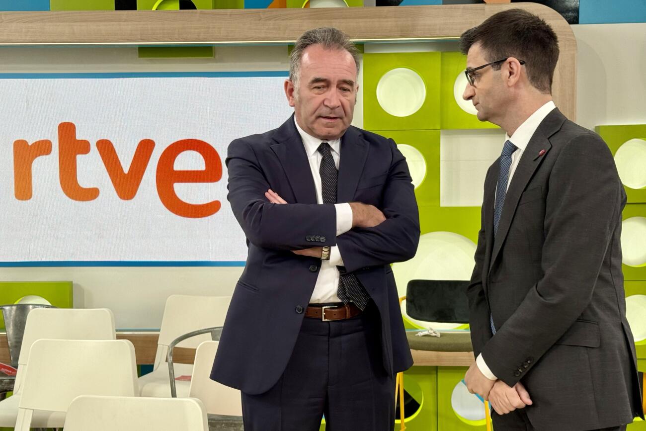 Miquel Calçada, president de la comissió de centres territorials de RTVE, conversa amb José Pablo López, president de RTVE, després de la presentació del nou canal. Fotografia: ACN.