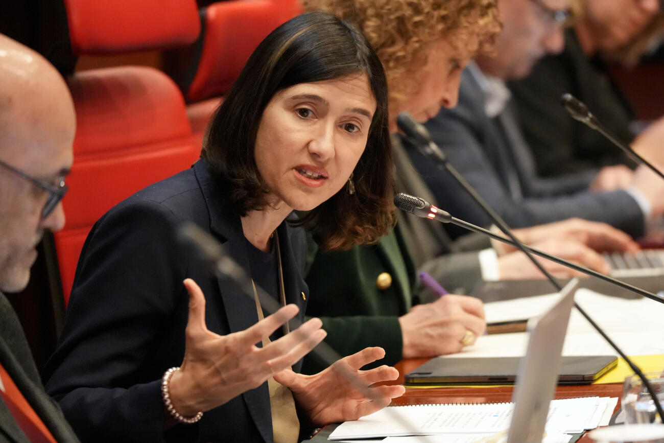La consellera d'Interior, Núria Parlon, durant la compareixença al parlament presentant les mesures per reduir la sinistralitat (fotografia: ACN / Nico Tomás).