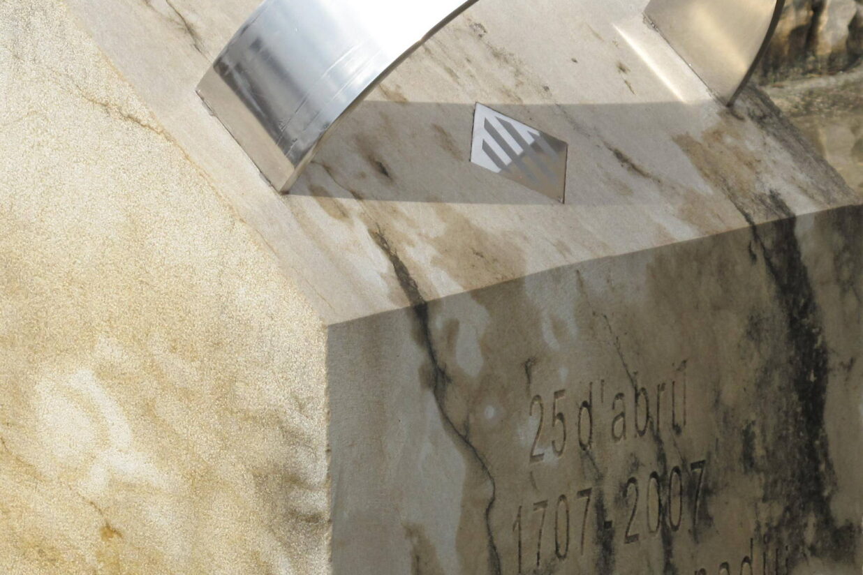 La pedra Basset, a Otos, rememora la batalla d'Almansa.