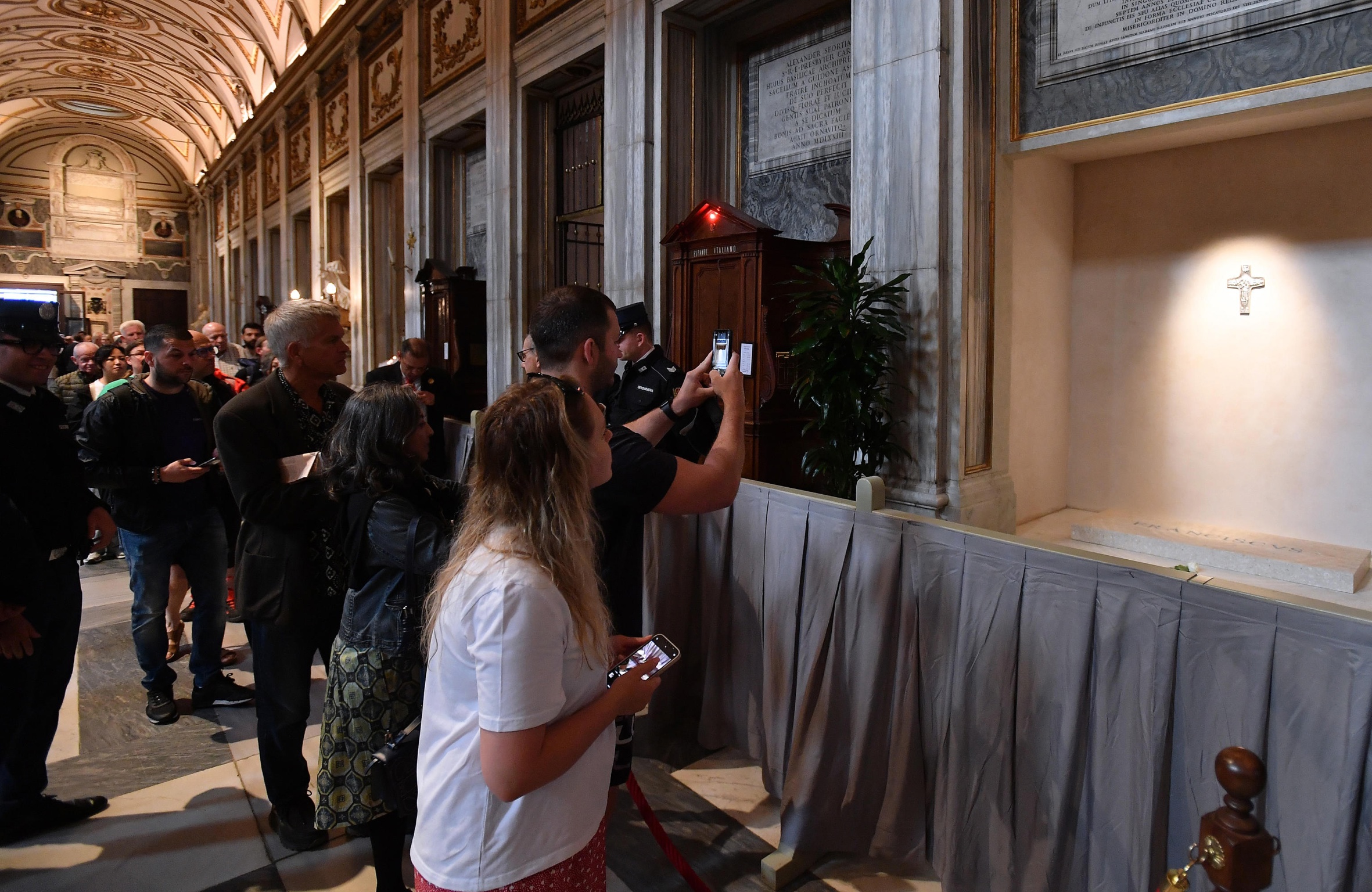La tomba del papa Francesc (fotografia: EFE/EPA/Fabio Cimaglia).