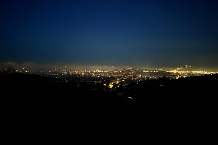 Silueta urbana de Barcelona, mig a les fosques, mig il·luminada, mentre es reestableix el servei (fotografia: Quico Domingo).