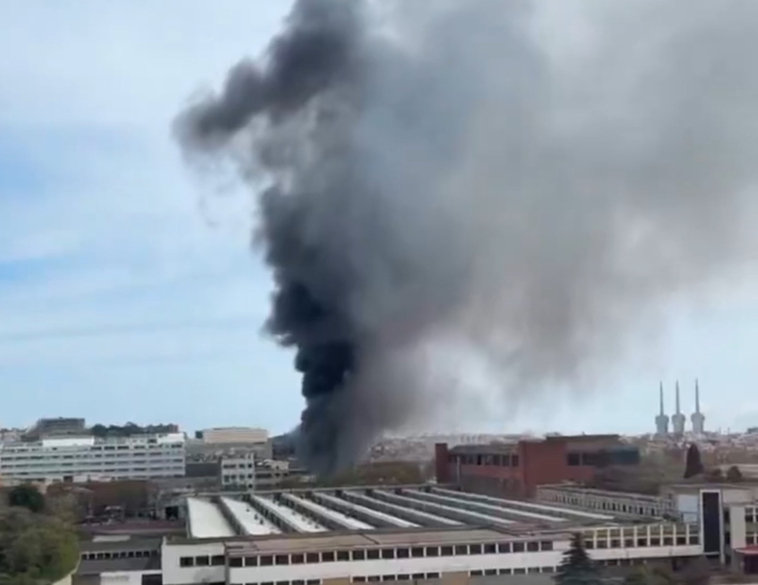 L'incendi del Bon Pastor (fotografia: @@quim_27)