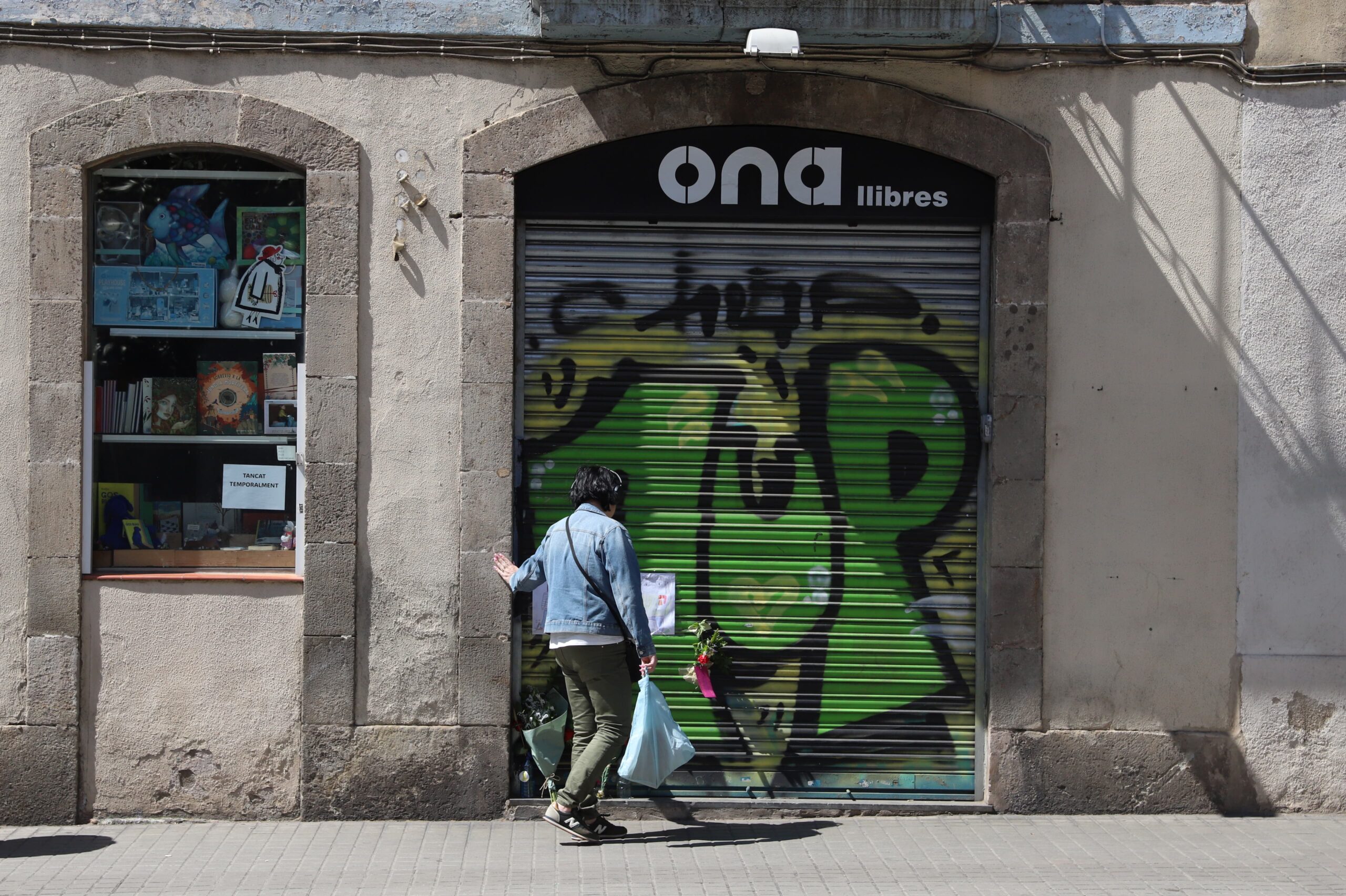 Mostres de condol a la llibreria Ona després de la mort d'Úbeda.