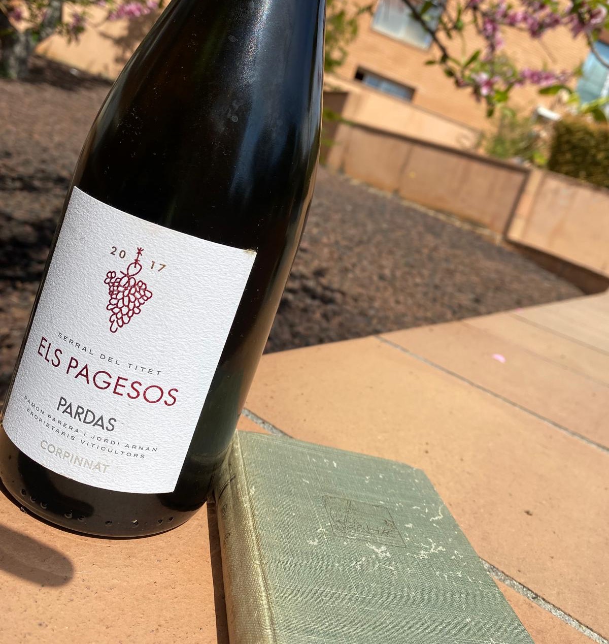 L'ampolla d'Els Pagesos del celler Parda, un monovarietal de sumoll, amb el llibre de Josep Pla que inspira el nom.