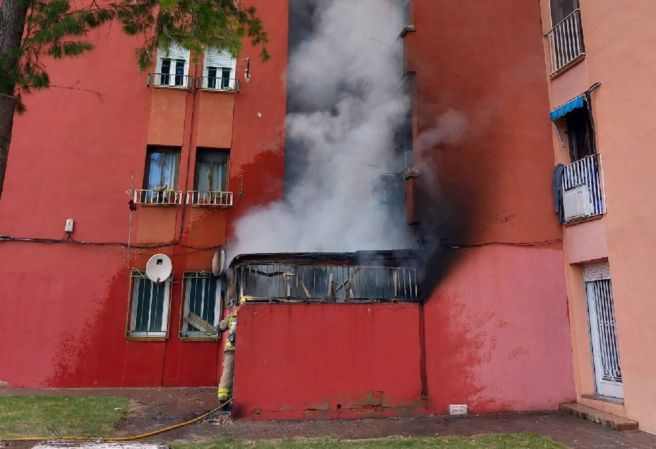 Un moment de l'incendi del bloc de pisos de Gavà (fotografia: Bombers de la Generalitat de Catalunya).