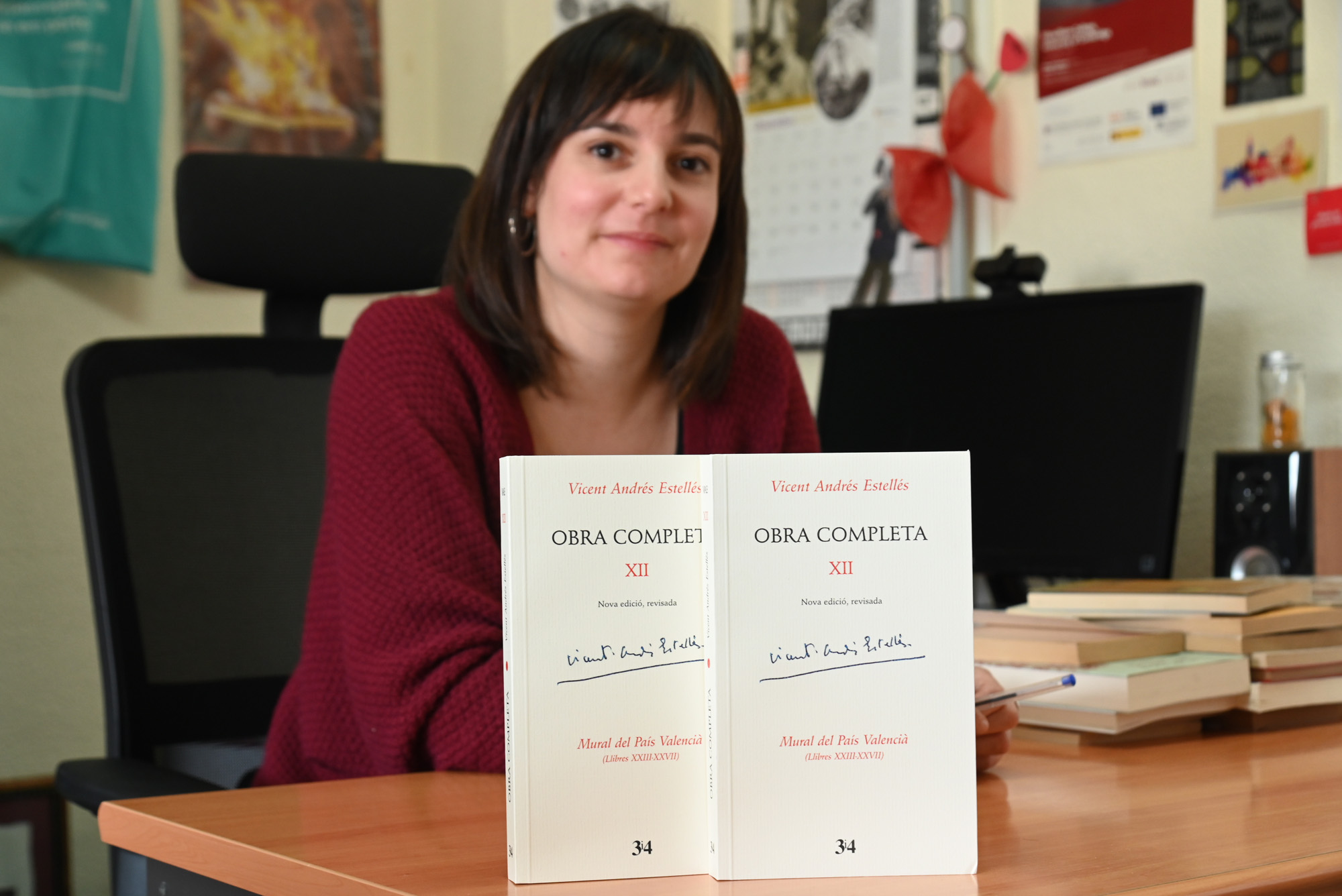 Irene Mira amb el volum XII de l'Obra Completa de Vicent Andrés Estellés (footografia: Prats i Camps).