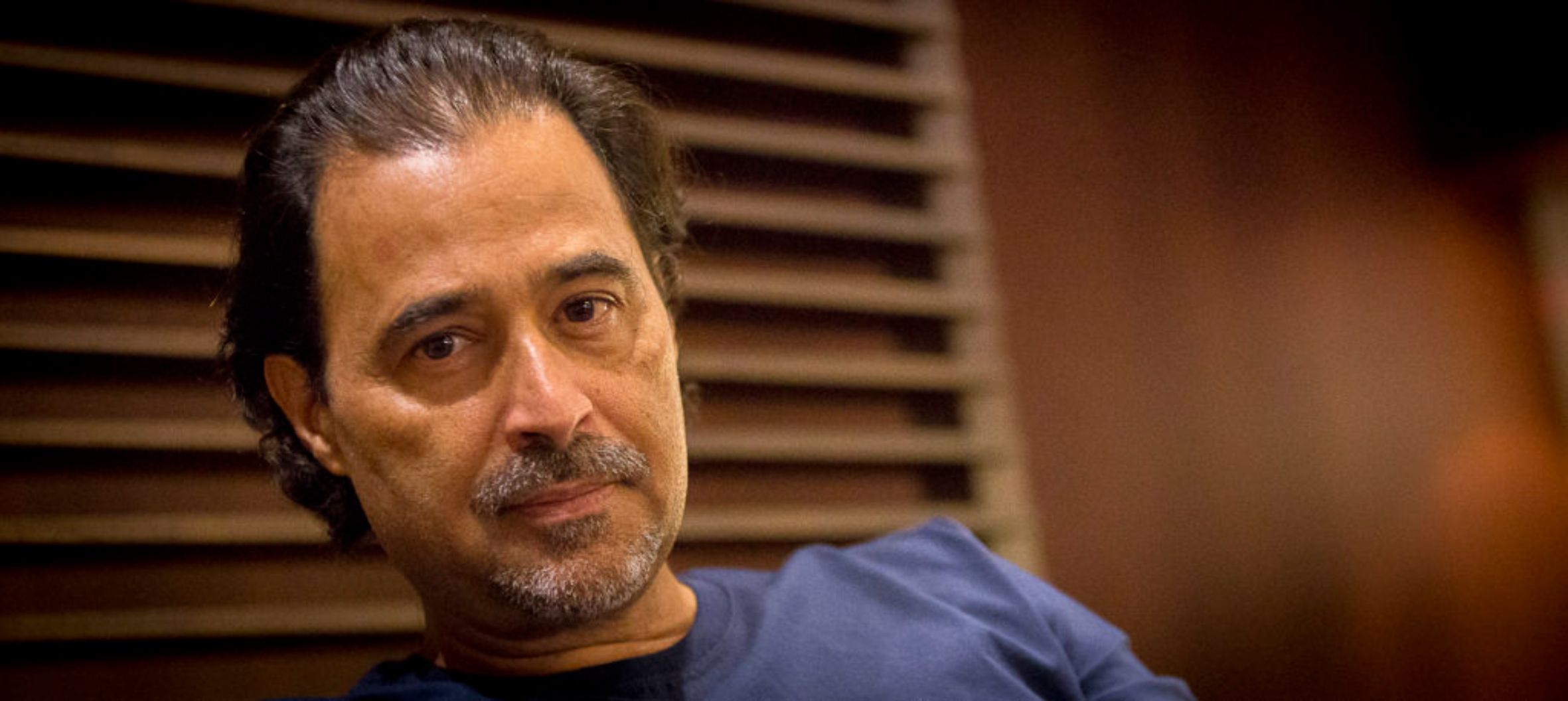 José Eduardo Agualusa durant l'entrevista del 2018 (fotografia: Albert Salamé).