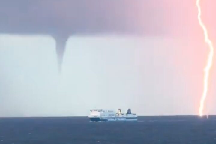 Les mànegues i els llamps a la badia de Palma. (captura pantalla: Duncan Wingen).