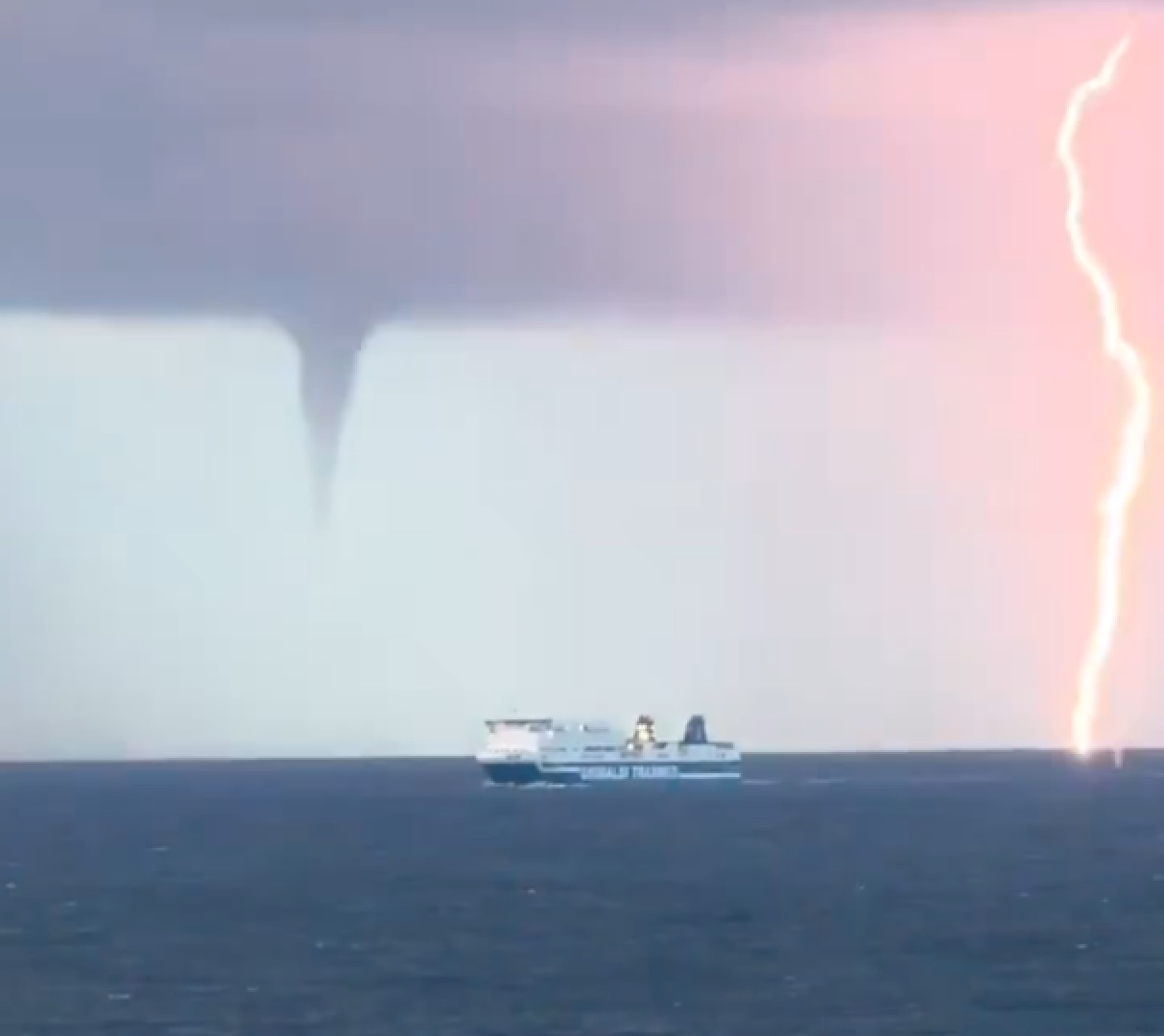 Les mànegues i els llamps a la badia de Palma. (captura pantalla: Duncan Wingen).
