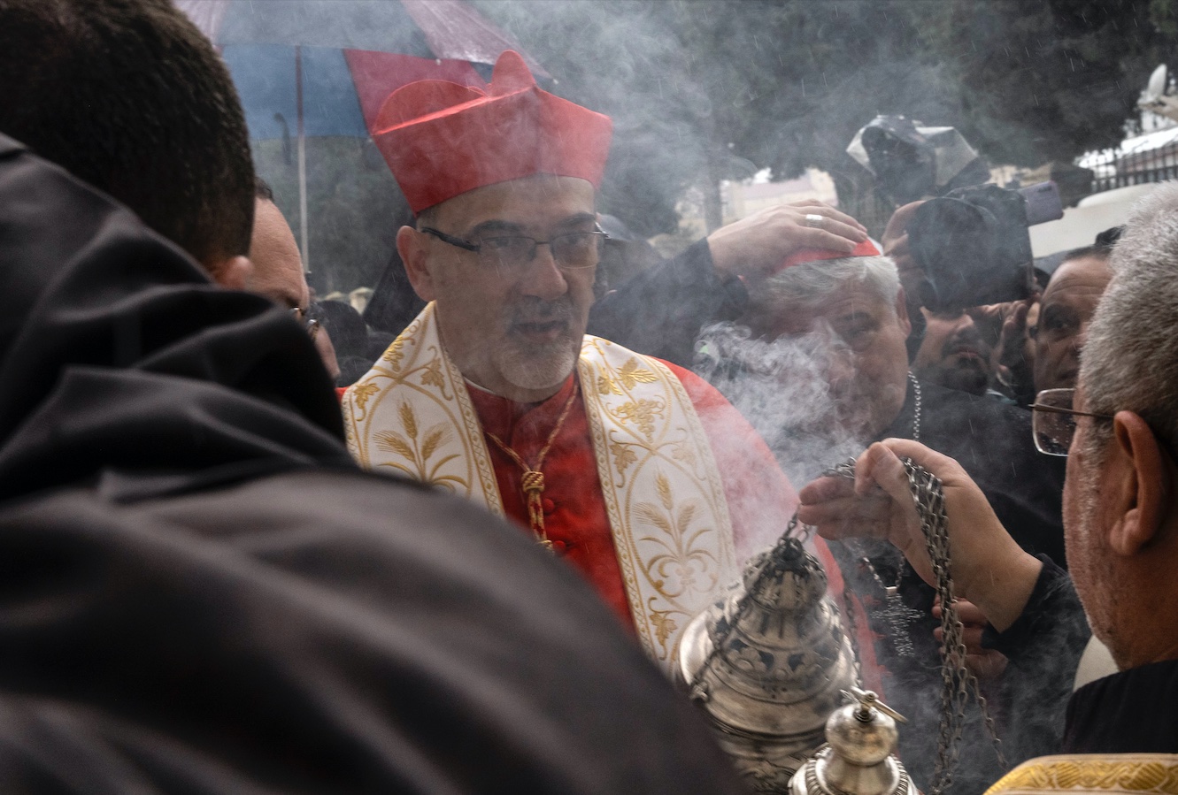 El patriarca Pierbattista Pizzaballa arribant a l'església de la Nativitat (fotografia: Heidi Levine/The Washington Post).