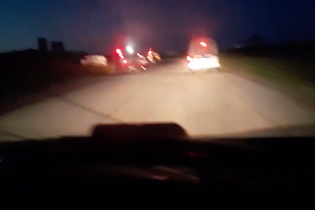 Un instant del vídeo de l'atac a què ha tingut accés The Washington Post, en què s'aprecia les llums vermelles d'emergència de l'ambulància clarament enceses (fotografia: The Washington Post).