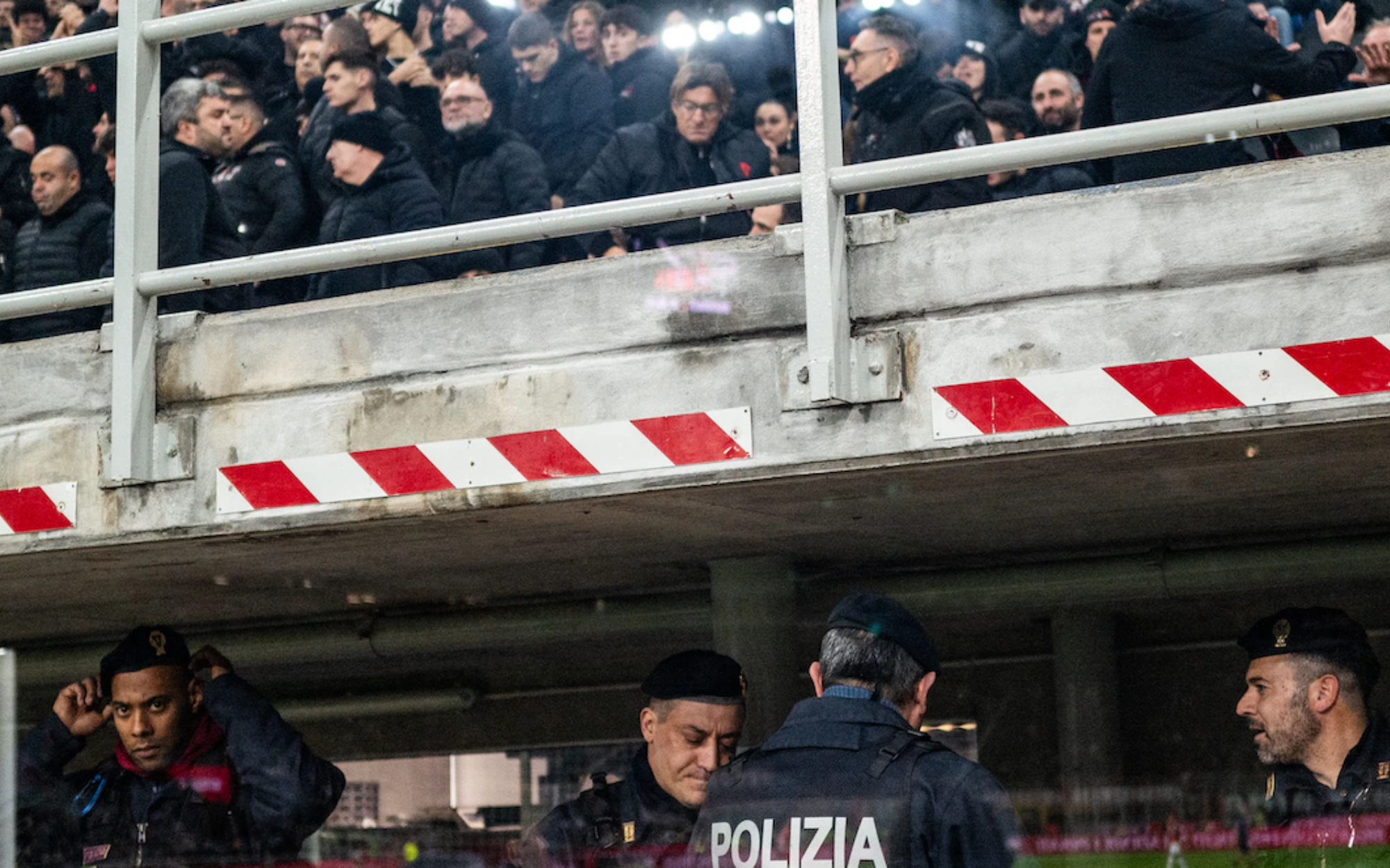 Agents de policia sota les grades de l'estadi de San Siro, durant el partit del passat 2 de febrer entre l'Inter i el Milà (fotografia: Salwan Georges/The Washington Post).