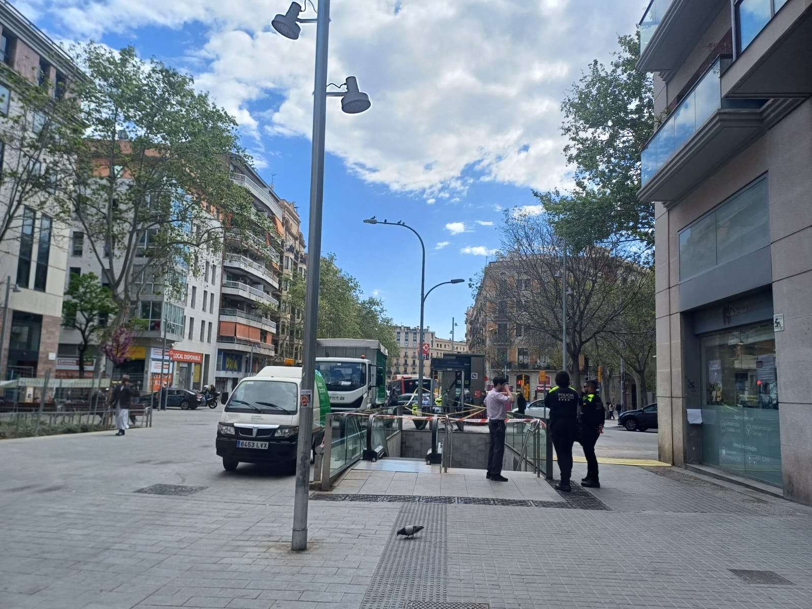 Accés a la parada del metro de Barcelona de Sant Antoni clausurada