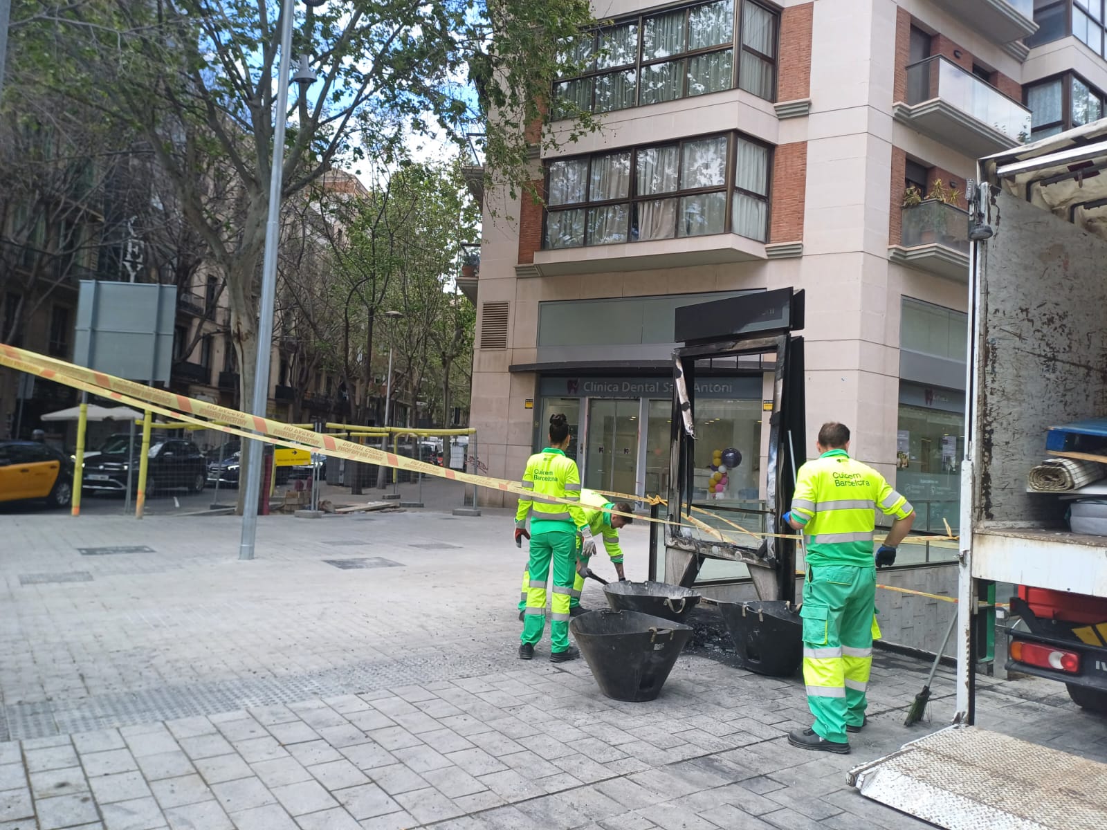 Les flames han calcinat l'entrada al metro (fotografia: Emma Granyer).