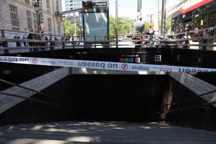 L'estació de la Diagonal, al metro de Barcelona, clausurada després de l'apagada elèctrica d'aquest migdia. El servei a l'estació s'ha recuperat parcialment al vespre.