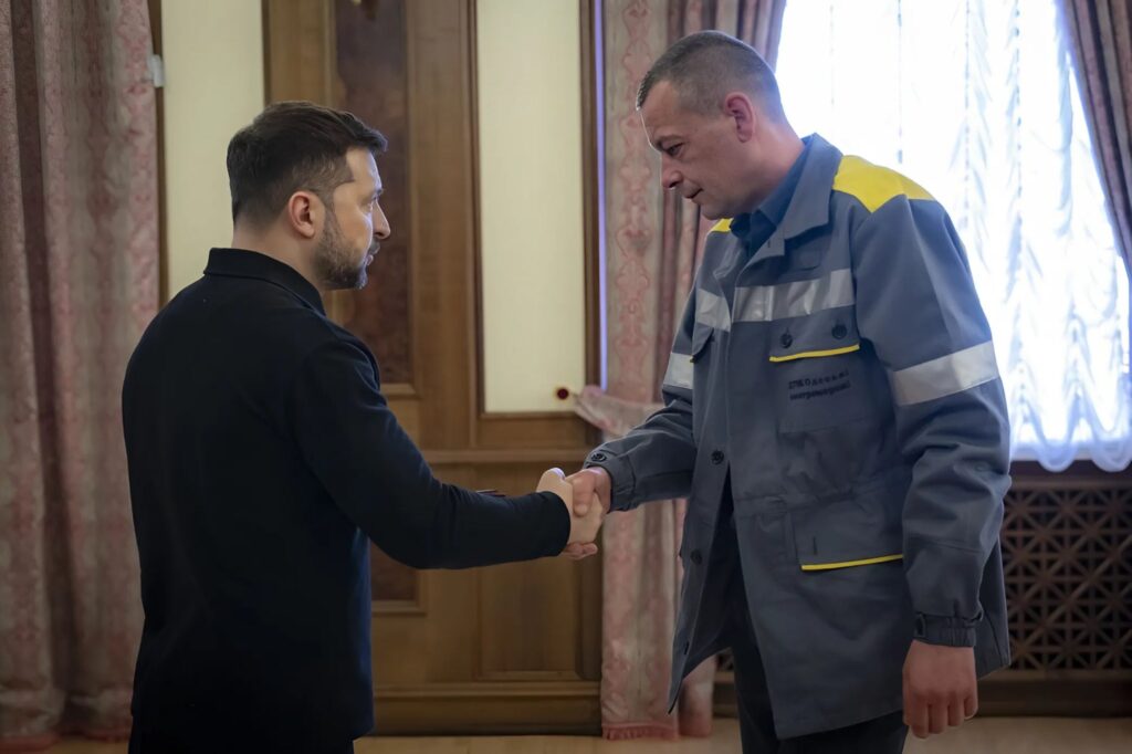 El president d'Ucraïna, Volodímir Zelenski, amb Anatoliy Sushko, enginer en cap de DTEK Odessa, que es dedica a organitzar equips que restableixin ràpidament l'energia després dels atacs (fotografia: @DTEK_Ukraine)