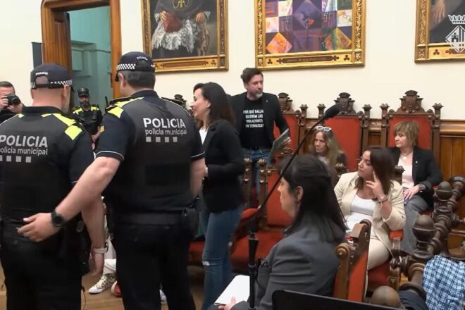 L’Ajuntament de Terrassa proposa de multar tres regidors de Vox per samarretes ofensives contra el batlle Jordi Ballart