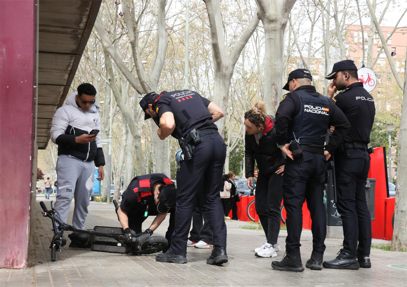 Agents dels Mossos d'Esqudra en un moment de l'operació (fotografia: ACN).