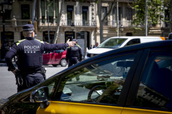 L'apagada general va comportar un caos circulatori, que va haver de ser regulat de manera directa. Fotografia: Albert Salamé.