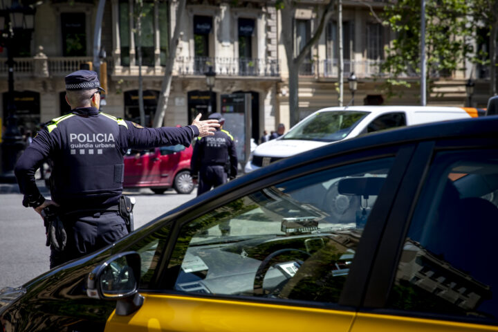 L'apagada general va comportar un caos circulatori, que va haver de ser regulat de manera directa. Fotografia: Albert Salamé.