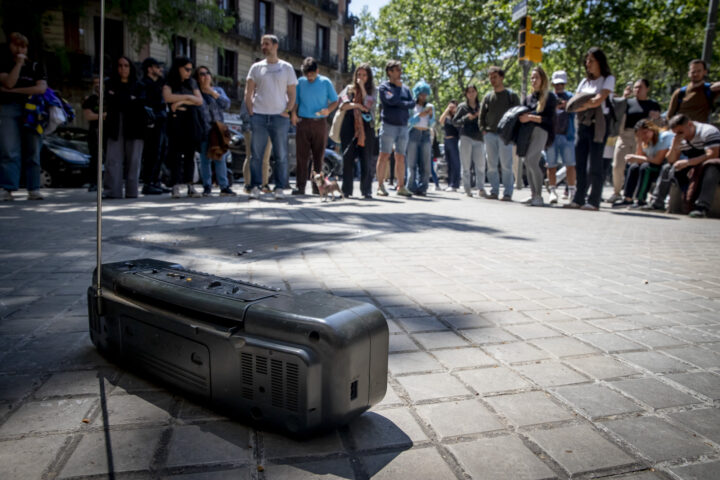 La gent, escoltant la ràdio al carrer, el 28 d'abril de l'any passat (fotografia: Albert Salamé).