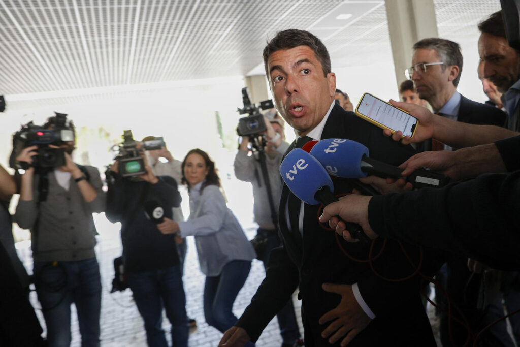 Mazón va ordenar de “inundar de dades” els mitjans