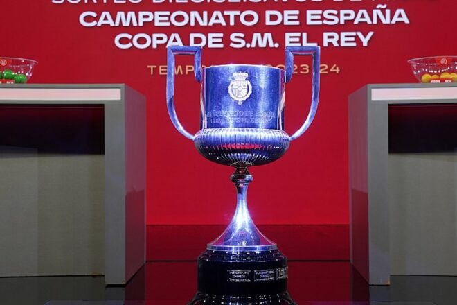 Desgavell amb les entrades de la final de Copa de futbol: socis del Barça denuncien errors en els cognoms i documents
