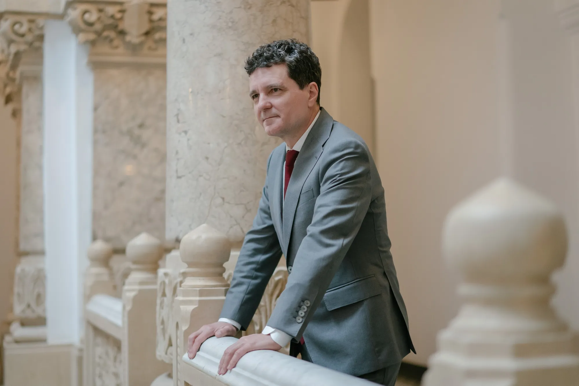 Nicusor Dan, batlle de Bucarest, a la casa de la ciutat (fotografia: Andrei Pungovschi / Bloomberg).