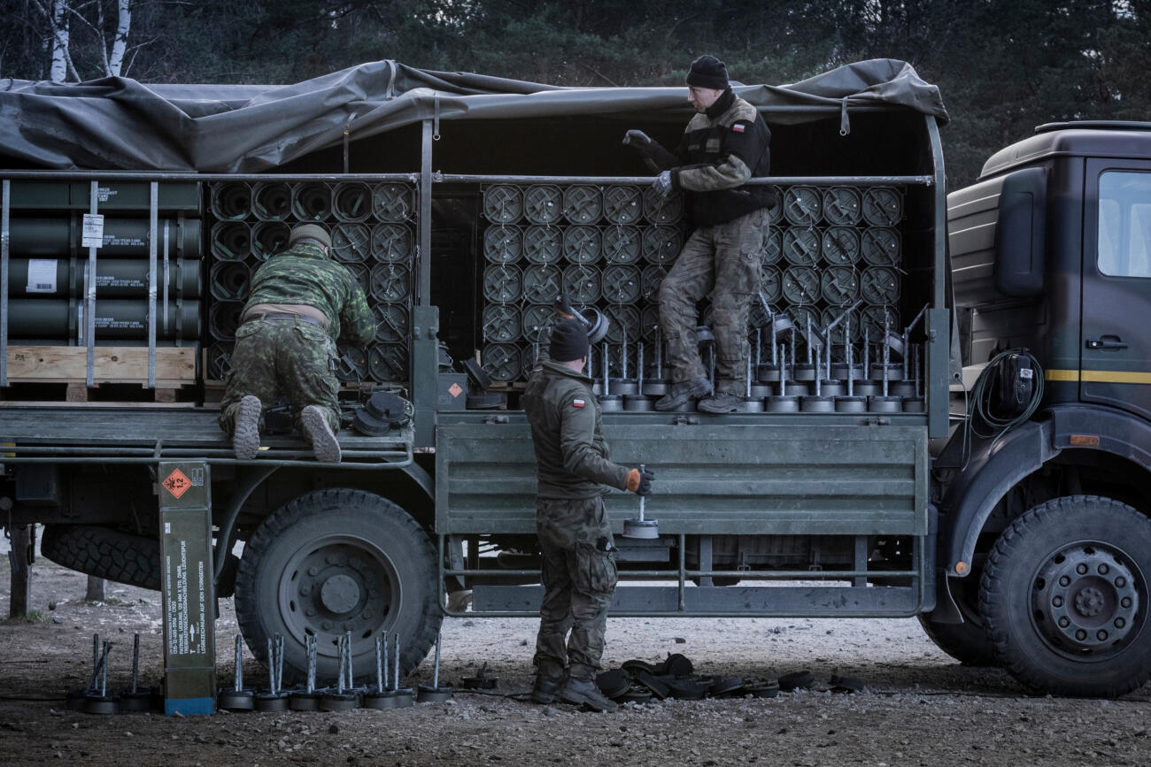 Instructors militars preparen munició per a tancs Leopard a Polònia (fotografia: Unió Europea).