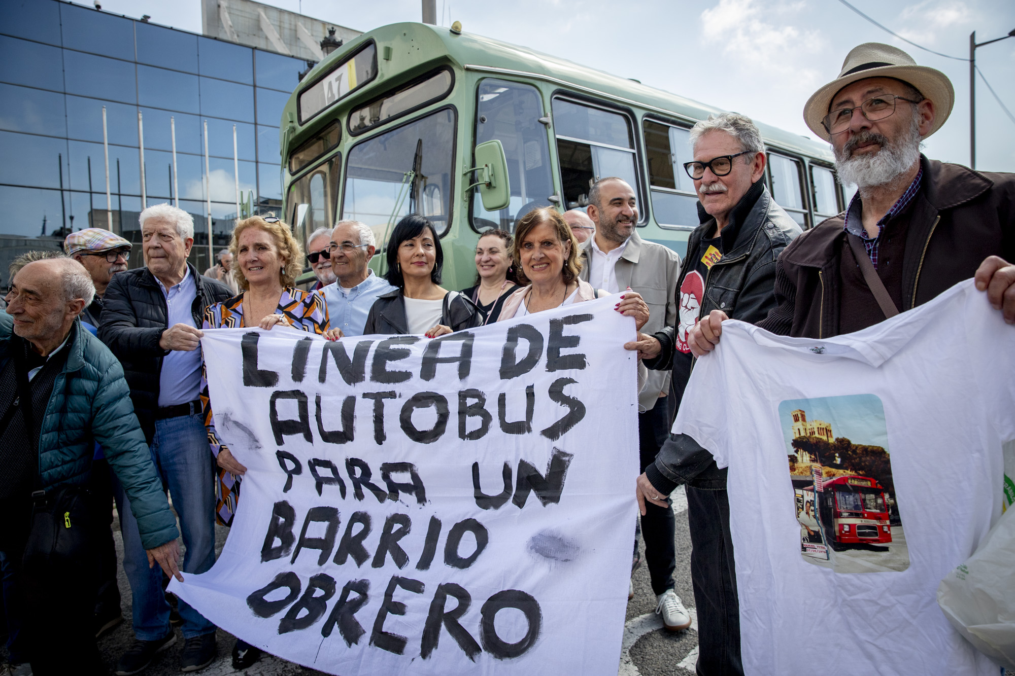 Belén López i militants històrics de CCOO reivindiquen la lluita col·lectiva que representa el 47 i l'afiliació de Manuel Vital (fotografia: Albert Salamé).
