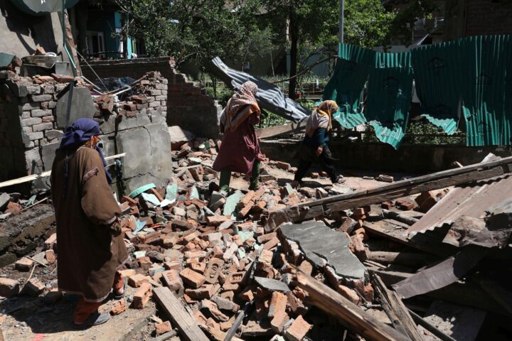 Una colla de dones inspeccionen la runa d'una casa destruïda per l'exèrcit indi durant una operació antiterrorista al sud de Srinagar, al Caixmir, la setmana passada (fotografia: Farooq Khan / Efe).