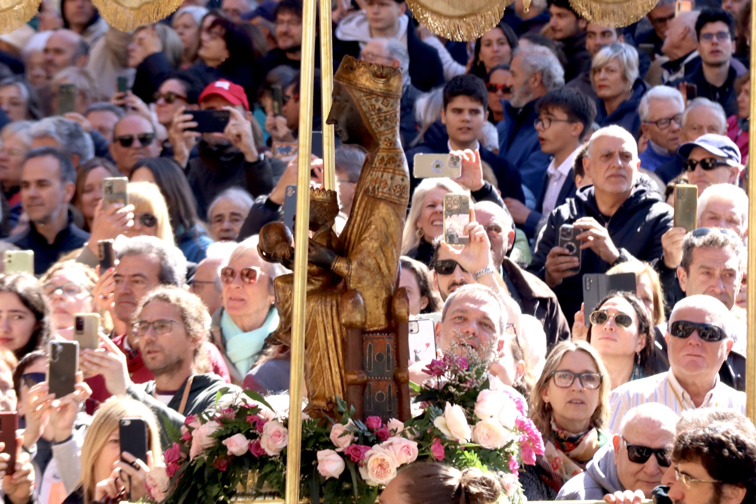 La Moreneta surt en processó de la basílica de Montserrat després de vint-i-vuit anys (fotografia: Nico Tomàs / ACN).
