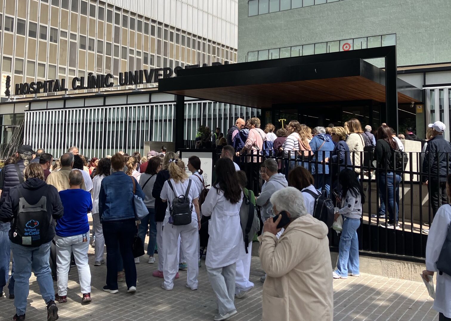 La gent evacuada als afores de l'hospital (fotografia: Rafa Xambó).